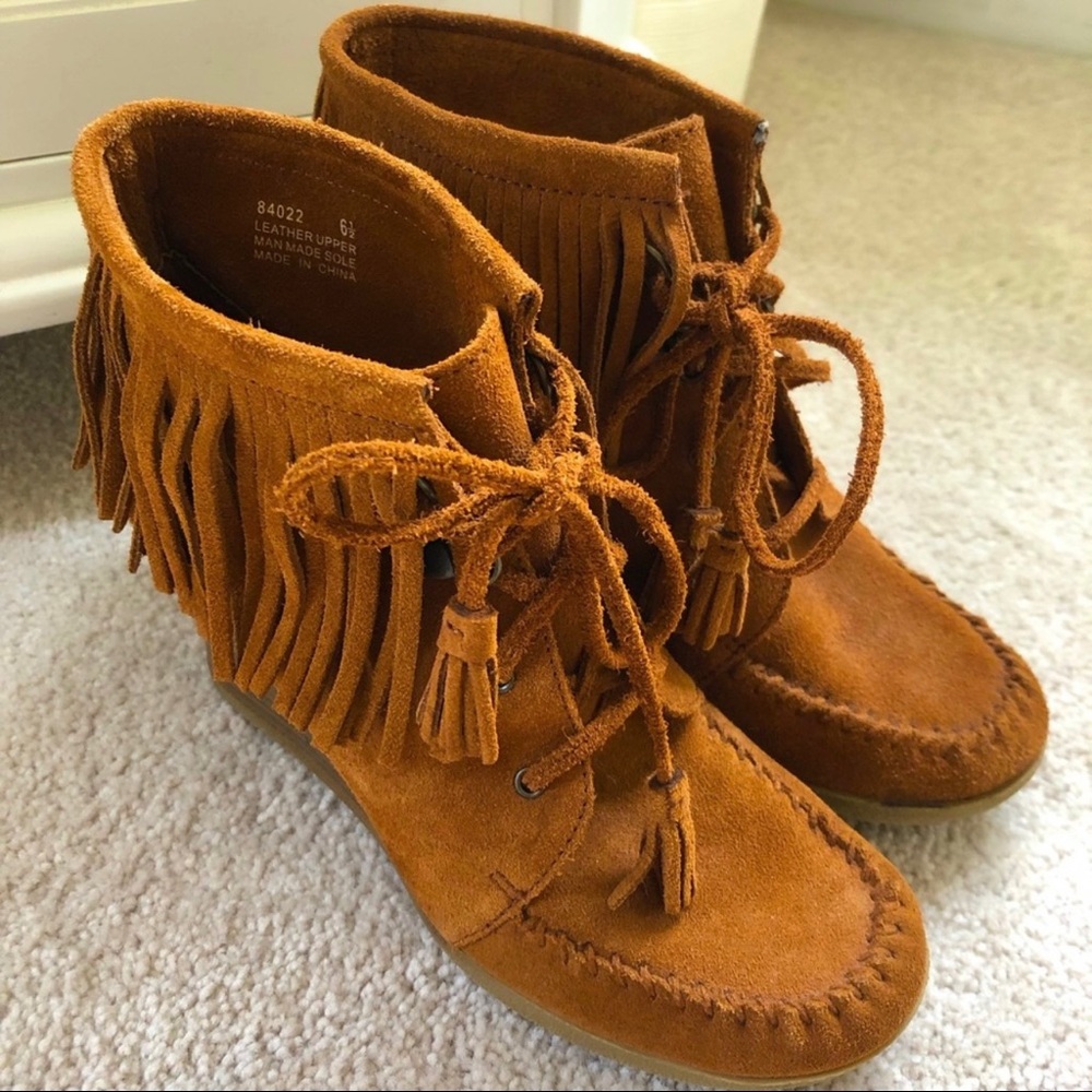 ❗️MINNETONKA Booties❗️ - Picture 2 of 5